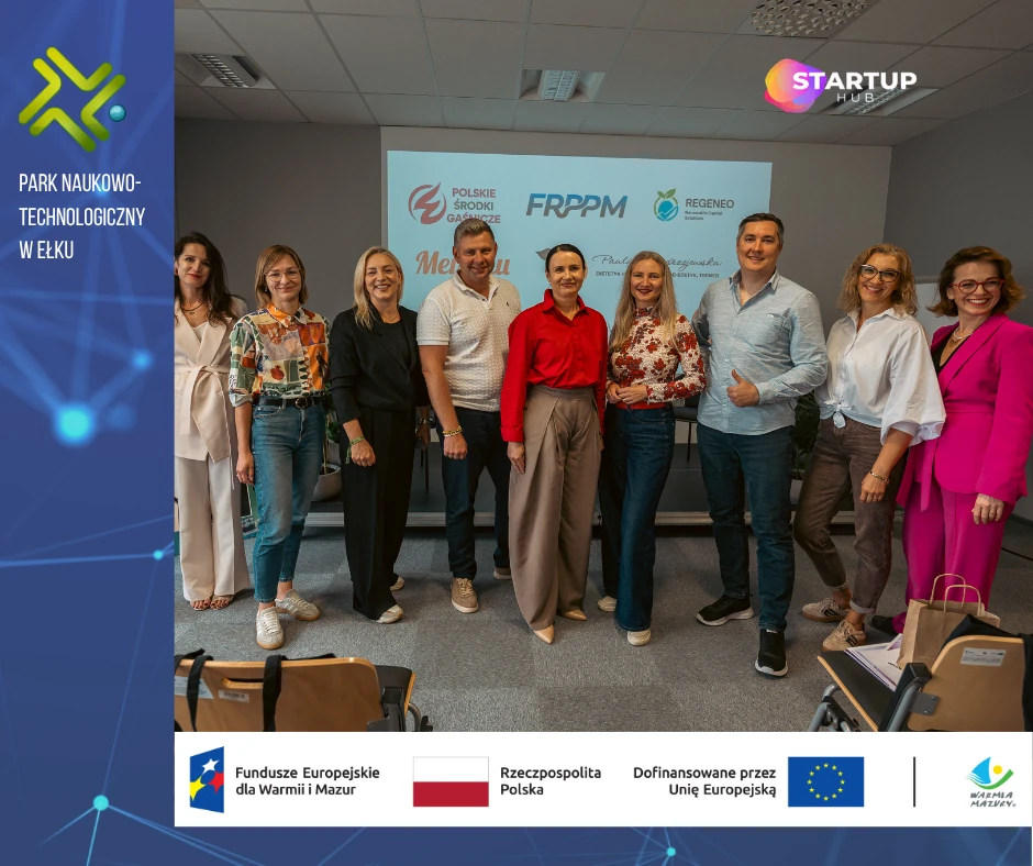 Grupowe zdjęcie dziewięciu firm uczestniczących w II cyklu Startup HUB